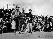 《放下你的鞭子》：“流動(dòng)的抗戰(zhàn)火炬”　　1939年，為抗戰(zhàn)籌款的徐悲鴻，遇到了來(lái)此地演出的新中國(guó)劇團(tuán)。[詳細(xì)]