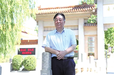 王安潤，中國電影家協(xié)會會員，中國報告文學(xué)學(xué)會會員，中國散文學(xué)會會員，新疆報告文學(xué)創(chuàng)作委員會副主任。享受國務(wù)院政府特殊津貼專家。全國優(yōu)秀新聞工作者、全國“德藝雙馨”電視藝術(shù)工作者。國家一級編劇。石河子大學(xué)客座教授，自治區(qū)藝術(shù)學(xué)院、塔里木大學(xué)碩士生導(dǎo)師。兵團(tuán)電影電視藝術(shù)家協(xié)會原副主席兼秘書長；兵團(tuán)廣播電視臺原黨委委員、副臺長。出版?zhèn)€人專著18部，其中，《沙海擊浪》《在六分之一國土上》分獲兵團(tuán)精神文明建設(shè)“五個一工程”獎。擔(dān)任主創(chuàng)的電影、紀(jì)錄片、廣播劇多次獲得中國電視金鷹獎、中國電視星光獎，及天山文藝獎、新疆電視文藝一等獎、新疆廣播文藝一等獎、兵團(tuán)“五個一工程”獎、綠洲文藝獎等。其中，《無罪》獲第50屆休斯敦國際電影節(jié)“白金雷米獎”，《杰米拉》獲第23屆上海國際電影節(jié)組委會大獎，《我的阿恰》被中國電影資料館收藏，《守護(hù)者》獲電影頻道收視率第三、市場占有率第四佳績。《小白楊》、《血緣》分獲第三屆、第八屆亞洲微電影藝術(shù)節(jié)“金海棠”獎最佳作品獎和優(yōu)秀編劇獎，《一路有你》獲第三屆戛納微電影國際電影節(jié)大獎。長篇報告文學(xué)《太陽遲落的高原》獲2023年中國作家協(xié)會重點(diǎn)作品扶持。