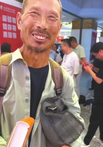 河南農(nóng)民工劉詩利參加作家陳行甲新書分享會。圖據(jù)人民日報客戶端