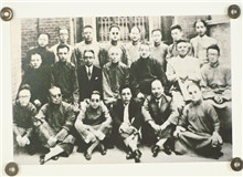 大經(jīng)中學(xué)往事　　在這文化蒙塵的至暗時(shí)刻，嚴(yán)獨(dú)鶴、周瘦鵑、陸澹安、朱大可等一眾文人合力辦了一所“大經(jīng)中學(xué)”……[詳細(xì)]