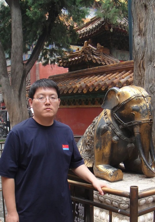 宋嵩，山東東營(yíng)人，1985年生于濟(jì)南。文學(xué)博士。現(xiàn)為《長(zhǎng)篇小說(shuō)選刊》雜志主編，副編審，中國(guó)小說(shuō)學(xué)會(huì)常務(wù)理事。著有評(píng)論集《瑯?gòu)至鼷湣贰?></p>
<p style=