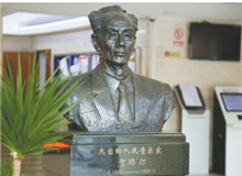 《游擊隊(duì)歌》：“每一寸土地都是我們自己的”　　“我們都是神槍手，每一顆子彈消滅一個(gè)敵人。我們都是飛行軍，哪怕那山高水又深……”[詳細(xì)]