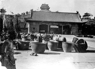 侵華戰(zhàn)爭(zhēng)時(shí)，日軍盯上了故宮里的大銅缸　　經(jīng)歷了歲月的洗禮之后，這些水缸作為故宮文化的組成部分，向人們?cè)V說(shuō)著它們見(jiàn)證的歷史變遷。[詳細(xì)]