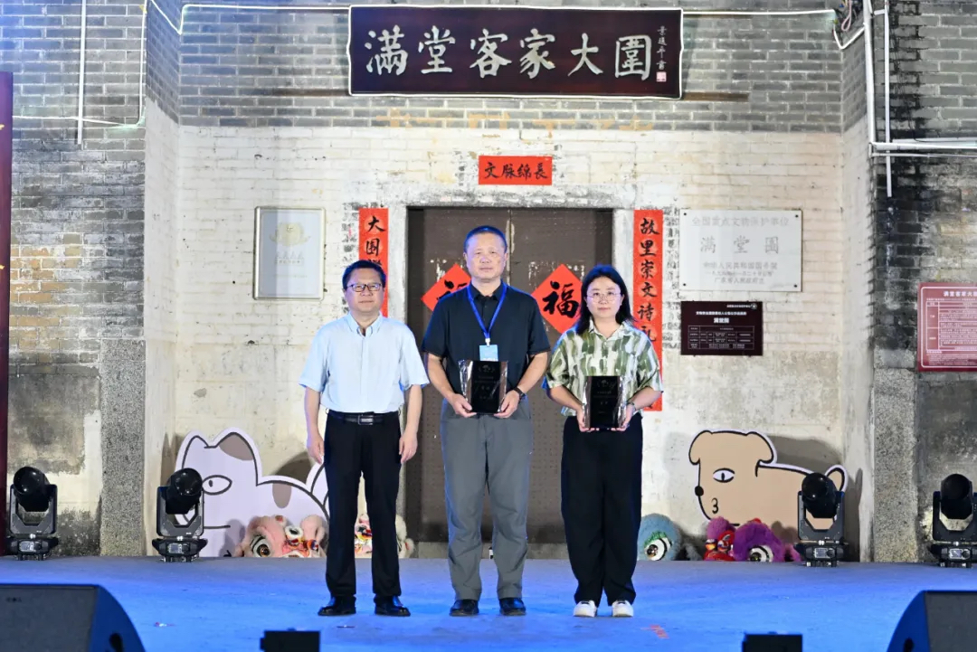 《詩刊》主編李少君為首獎(jiǎng)獲得者段維、鄧輝（代領(lǐng)人）頒獎(jiǎng)