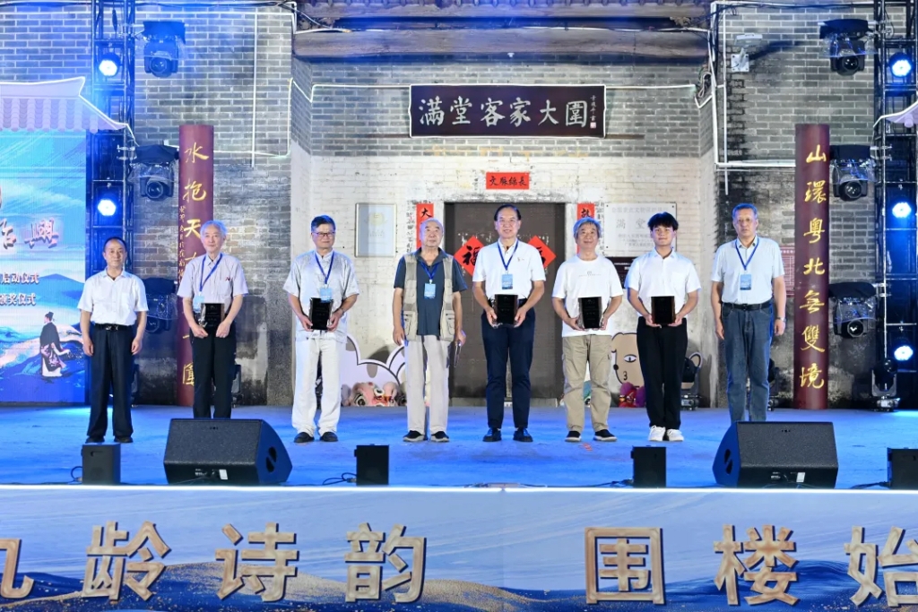 中國書籍出版社原副總編輯、北京詩詞學(xué)會(huì)副會(huì)長趙安民，《中華詩詞》編輯部主任盧冷夫?yàn)榧炎鳘?jiǎng)獲得者頒獎(jiǎng)