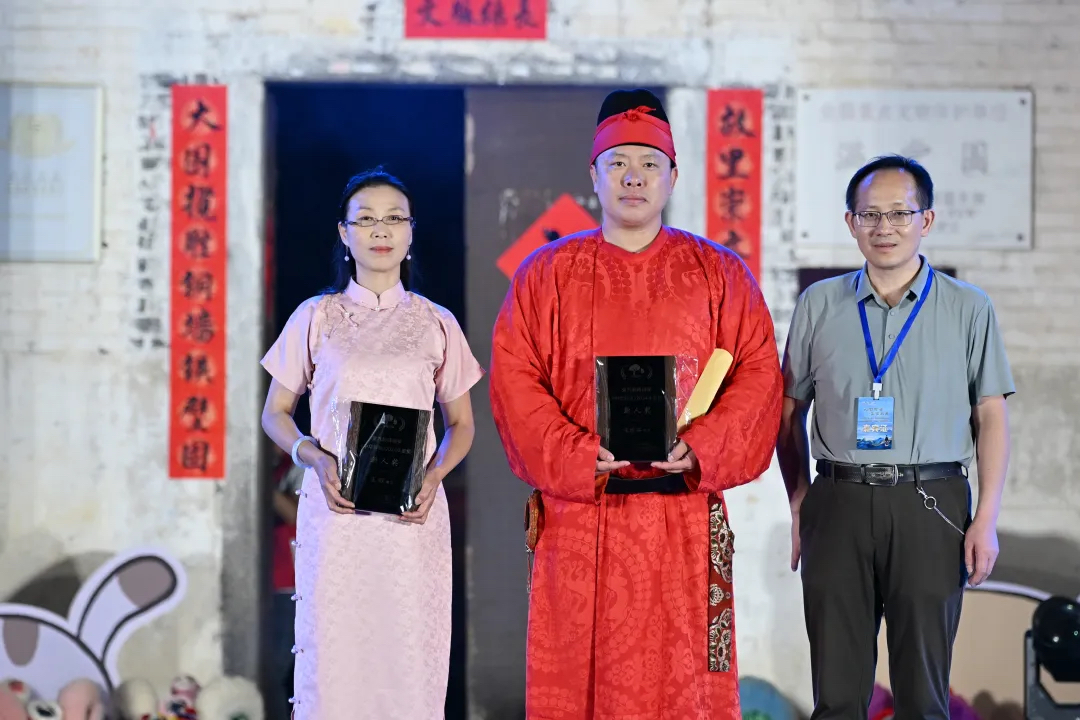 《中華辭賦》副總編輯江嵐為新人獎(jiǎng)獲得者頒獎(jiǎng)