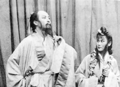 抗戰(zhàn)戲劇，紅幕赤聲撥時(shí)弦　　當(dāng)正常的舞臺(tái)演出被戰(zhàn)爭(zhēng)打斷，戲劇從某種程度上就已經(jīng)超越內(nèi)容本身，成為民族解放戰(zhàn)爭(zhēng)的一部分。[詳細(xì)]