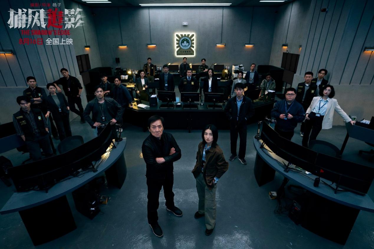 一群人站在臺(tái)上
AI-generated content may be incorrect.