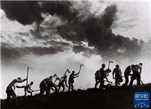 抗戰(zhàn)攝影師吳印咸：時(shí)代長(zhǎng)河中的光影記錄　　1938年的漢口街頭，荷蘭導(dǎo)演尤里斯·伊文思把自己的攝影機(jī)交給了一個(gè)中國(guó)人。[詳細(xì)]