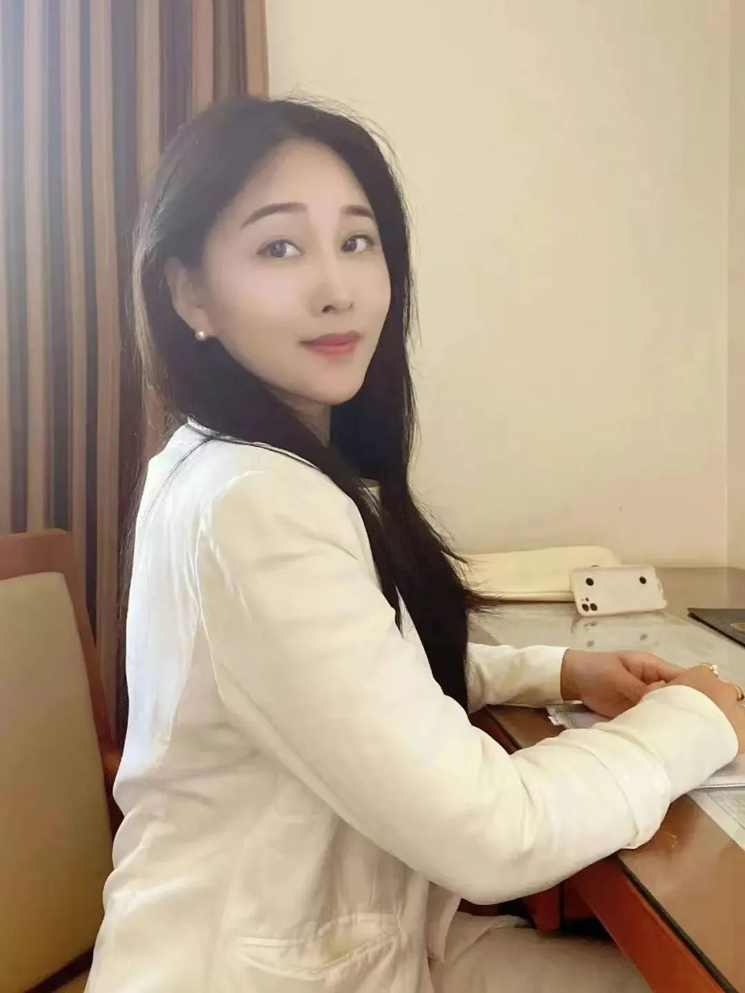 【作者簡介：時(shí)曉，安徽宿州人，碩士，現(xiàn)居上海。魯迅文學(xué)院第44屆中青年作家高級研討班學(xué)員，中作協(xié)會員，安徽文學(xué)藝術(shù)院簽約作家。在《人民文學(xué)》《詩刊》《詩歌月刊》《安徽文學(xué)》《山東文學(xué)》《海燕》《紅豆》《雨花》《揚(yáng)子江詩刊》《延河》等雜志發(fā)表作品。獲第十二屆揚(yáng)子江詩學(xué)獎(jiǎng)·詩歌獎(jiǎng)。短篇小說集《來去之間》入圍2022年探照燈10月好書榜，入選2022年11月文藝聯(lián)合書單?！?></p>
<p style=