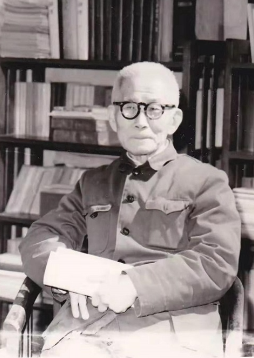 1940年元旦，巖洞里的松花糖　　中國(guó)現(xiàn)代文學(xué)館珍藏的楊晦抗戰(zhàn)日記（1937-1940），以私人化的書(shū)寫(xiě)為抗戰(zhàn)時(shí)期的桂林文化生態(tài)留下了珍貴注腳。其中1940年元旦前后的兩篇日記，以“乘車(chē)票價(jià)”“空襲警報(bào)”“友人交往”等日常碎片，拼貼出大后方知識(shí)分子在戰(zhàn)火中的生存圖景。[詳細(xì)]