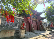 不止西南聯(lián)大，一位作家對(duì)十所抗戰(zhàn)內(nèi)遷大學(xué)的追尋　　這是一場(chǎng)持續(xù)8年的行走，和十條穿越硝煙的遷徙之路。2017年春，四川作家聶作平……[詳細(xì)]