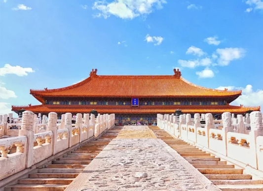 太和殿見(jiàn)證日軍投降儀式　　廣場(chǎng)上民眾歡呼雀躍，情緒高亢，氣氛熱烈。軍樂(lè)隊(duì)凱歌高奏，禮炮齊鳴。隨后全體肅立，為在抗日戰(zhàn)爭(zhēng)中犧牲的中國(guó)將士默哀……[詳細(xì)]