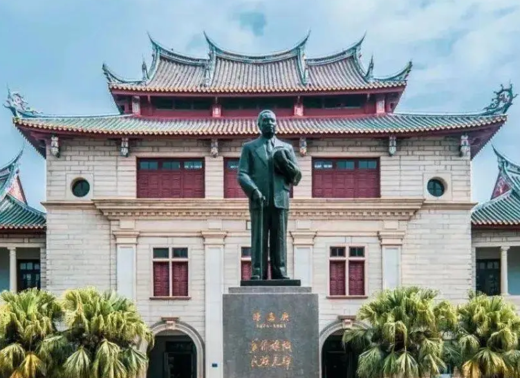 陳嘉庚1940年考察抗戰(zhàn)中的中國(guó)大學(xué)　　陳嘉庚（1874—1961）是著名愛(ài)國(guó)華僑領(lǐng)袖，被毛澤東譽(yù)為“華僑旗幟，民族光輝”。[詳細(xì)]