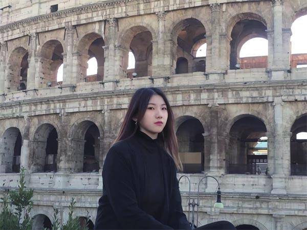 眉師娘，本名張眉，95后網(wǎng)絡(luò)文學(xué)作家。代表作品《奔騰年代——向南向北》獲第五屆現(xiàn)實題材網(wǎng)絡(luò)文學(xué)征文大賽特等獎，《云去山如畫》獲第九屆現(xiàn)實題材網(wǎng)絡(luò)文學(xué)征文大賽特別獎。