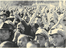 重整河山待后生——　　《四世同堂》的時(shí)間線(xiàn)是抗戰(zhàn)全程，小說(shuō)雖然是虛構(gòu)的，但具體的描寫(xiě)，連一株花草都是真實(shí)的。老舍身在重慶，心在北平。[詳細(xì)]