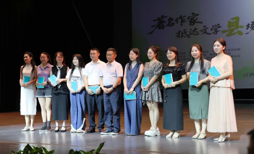 阿來(lái)向“尋找讀者”活動(dòng)代表贈(zèng)書(shū)