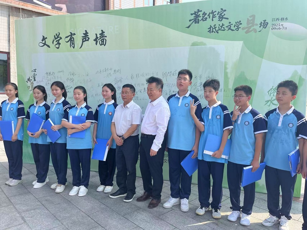 邱華棟、阿來(lái)與朗誦阿來(lái)詩(shī)歌的學(xué)生合影