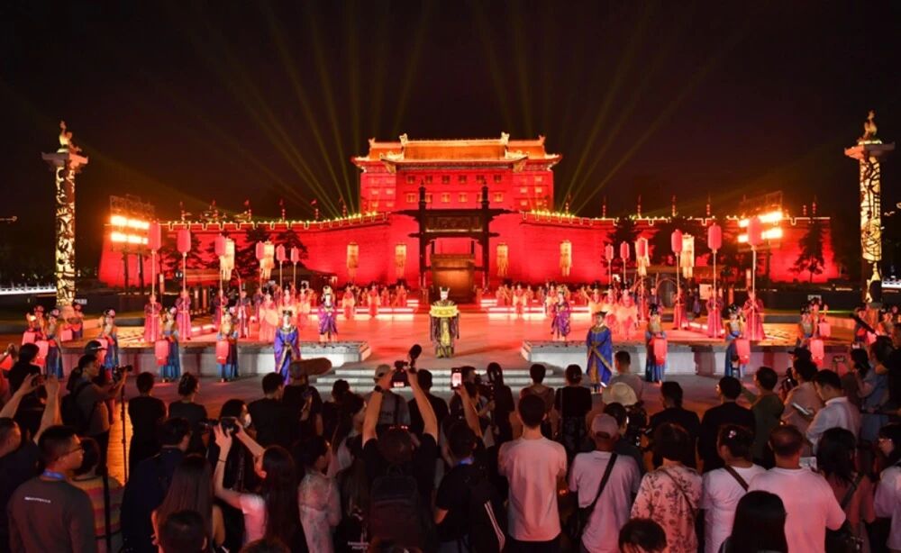 9月14日晚，一場(chǎng)充滿(mǎn)唐韻的歡迎儀式在西安永寧門(mén)盛大開(kāi)場(chǎng)，歡迎參加2025國(guó)際青春詩(shī)會(huì)的拉美詩(shī)人和中國(guó)詩(shī)人。