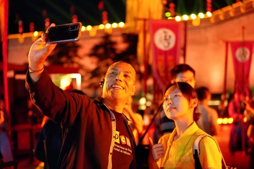 參加2025國(guó)際青春詩(shī)會(huì)的拉美詩(shī)人和中國(guó)詩(shī)人在西安永寧門(mén)觀看歡迎儀式。圖為墨西哥詩(shī)人馬努艾爾·夸烏特勒在歡迎儀式后與志愿者合影