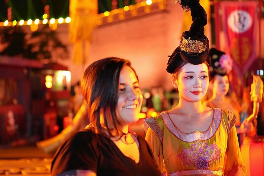 永寧門(mén)歡迎儀式后，玻利維亞詩(shī)人杰西卡·弗羅伊登塔爾與一位“唐代仕女”合影