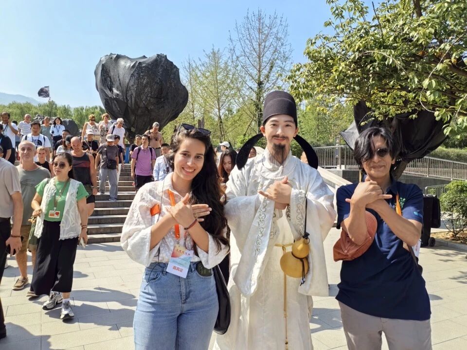 古巴詩(shī)人吉賽爾·露西亞·納瓦羅與厄瓜多爾詩(shī)人阿古斯廷·瓜姆博，向“李白”學(xué)習(xí)叉手禮