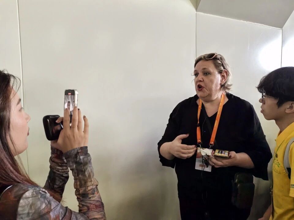 阿根廷詩(shī)人埃琳娜·安妮巴利接受記者采訪