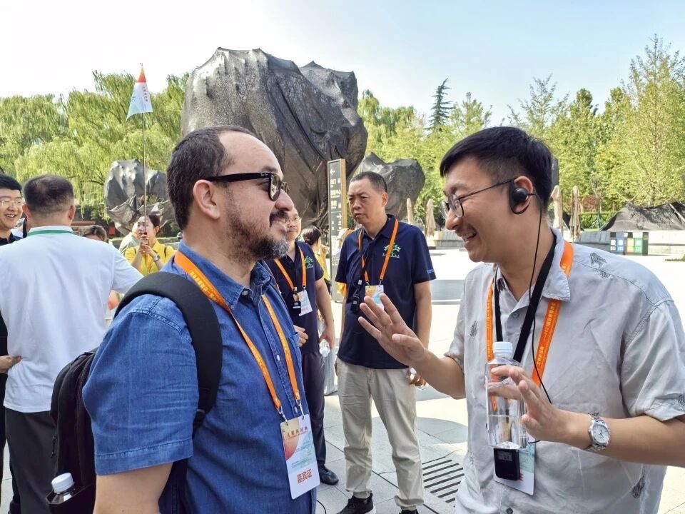 中國(guó)詩(shī)人李壯與巴西詩(shī)人塔爾索·德·梅洛參觀完秦始皇帝陵博物院后交談，李壯告訴梅洛，西安地下文物眾多，在我們腳下也許也有古代的文物遺存。