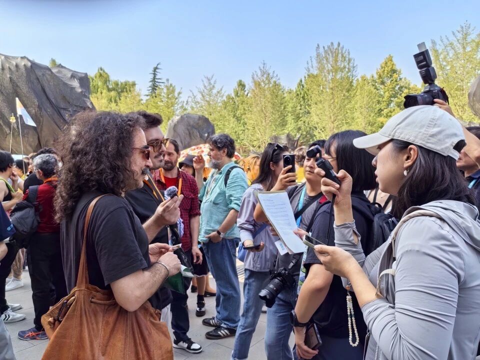 阿根廷詩(shī)人巴勃羅·卡查季安、馬克西米利亞諾·萊尼亞尼接受記者采訪