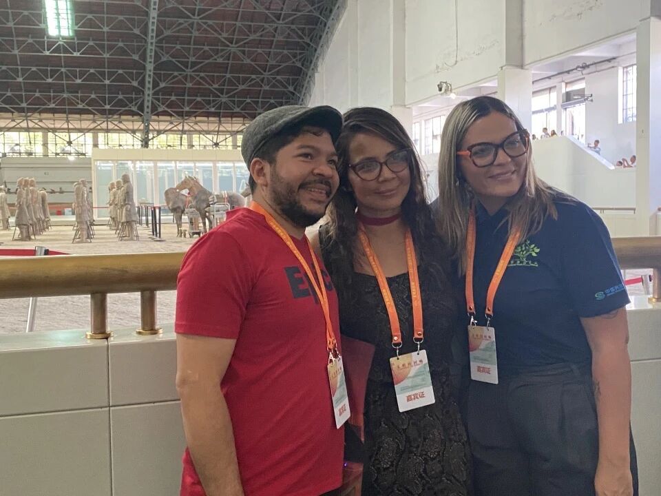 巴拿馬詩(shī)人哈維爾·阿爾瓦拉多（左）、哥倫比亞詩(shī)人法迪爾·德?tīng)柤佣啵ㄖ校⑽瘍?nèi)瑞拉詩(shī)人因迪拉·卡爾皮奧·奧利沃在秦始皇帝陵博物院合影