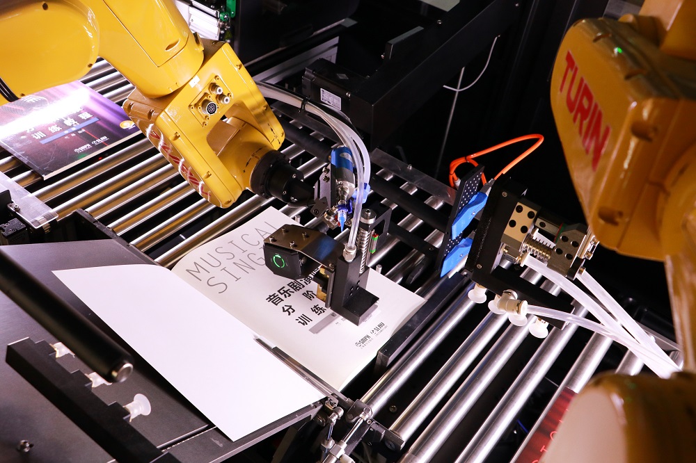 六軸工業(yè)機(jī)器人精細(xì)配合，完成圖書各項加工作業(yè)。 廣東省立中山圖書館供圖