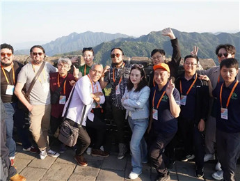 長城上，千年斑駁成詩，訴予我聽