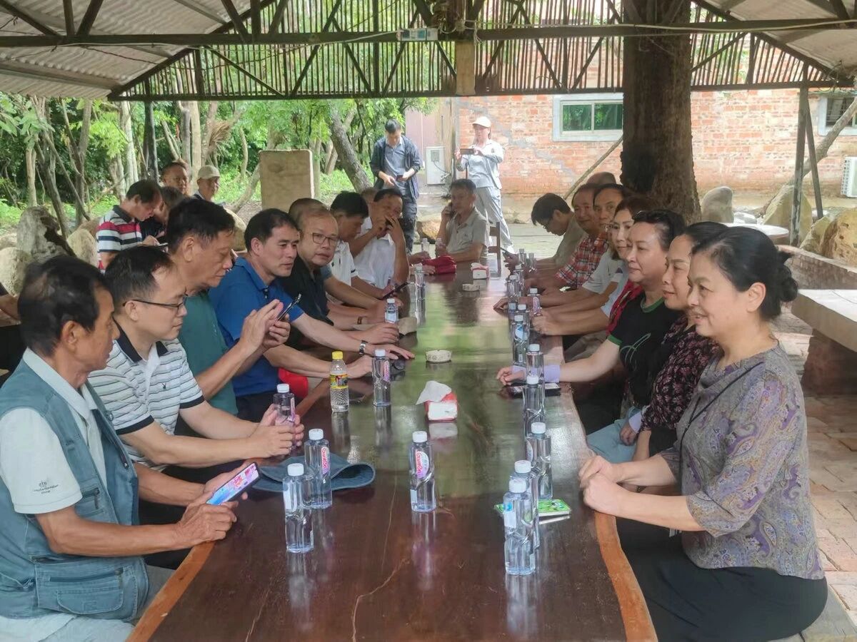 舉行座談會(huì)