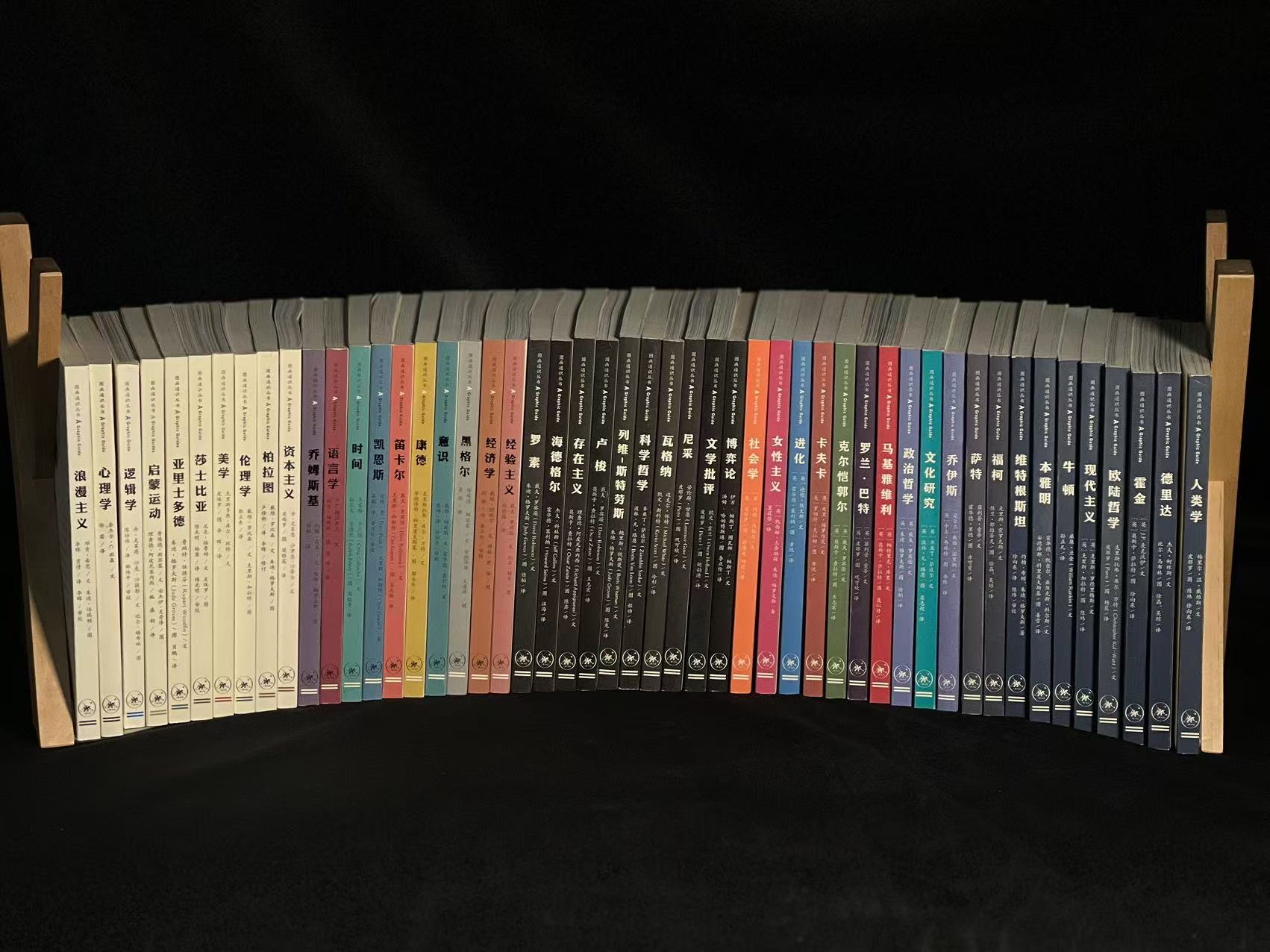 從一個(gè)個(gè)書稿案卷到一本本書，需要若干名編輯花費(fèi)幾年、十年甚至幾十年的時(shí)間。受訪者供圖