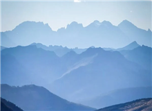 每個(gè)字都很珍貴　　珍惜當(dāng)下，努力去寫，對(duì)寫下的每一個(gè)字負(fù)責(zé)。于我而言，每一個(gè)字都非常珍貴，如同古老的碑刻。[詳細(xì)]