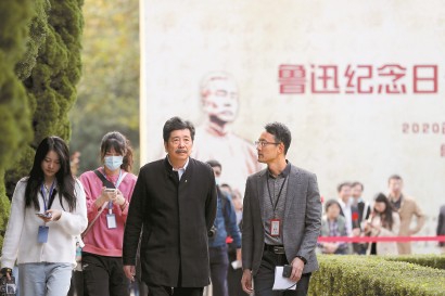 在魯迅公園內(nèi)魯迅墓前舉行的“魯迅紀(jì)念日公眾紀(jì)念活動”中，周令飛、學(xué)生及市民群眾代表百余人共同緬懷和紀(jì)念魯迅先生。均本報記者 蔣迪雯 攝