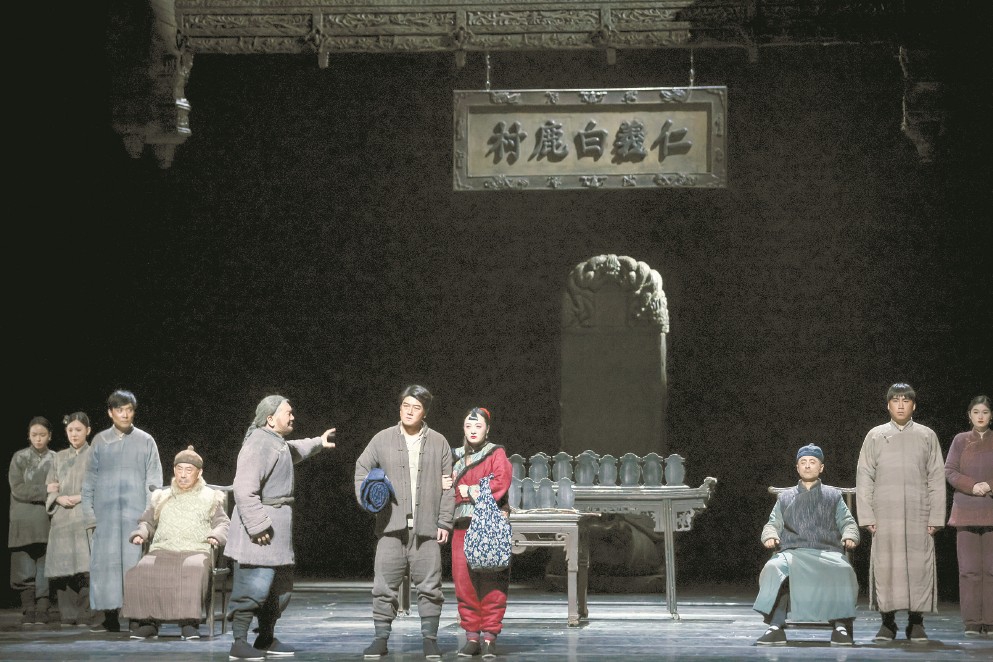 陜西人藝話劇《星空與半棵樹》（上圖）《白鹿原》（下圖）日前先后在上音歌劇院上演。 均本報記者 葉辰亮 攝