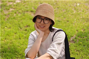 童話：獲獎(jiǎng)作品《我的，我的》作者：趙卯卯         獲獎(jiǎng)感言寫作兒童文學(xué)以來，我從未因?yàn)樽髌肥菍懡o孩子們看的就敷衍。恰恰相反，我會(huì)更加謹(jǐn)慎地寫作。兒童是充滿智慧的，他們會(huì)用自己的方式去解讀、理解這個(gè)世界。為今天的孩子們寫出屬于他們這個(gè)時(shí)代的好作品，是我的責(zé)任，也是我的義務(wù)。