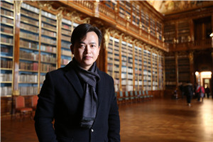 科幻文學(xué)：獲獎(jiǎng)作品《火苗照亮宇宙：暗生命傳奇》作者：王威廉         獲獎(jiǎng)感言小時(shí)候，我第一次讀到鄭文光先生的《飛向人馬座》，書中描繪的浩瀚宇宙和中國(guó)少年探索黑洞的勇氣深深震撼了我，讓我對(duì)深空充滿了無限的好奇與想象。從那時(shí)起，對(duì)未知世界的探索欲望便埋藏在我的心里。