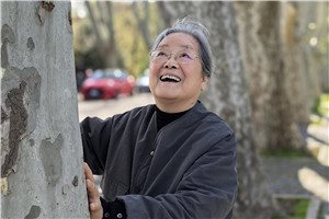 兒童繪本：獲獎(jiǎng)作品《不能沒有》作者：蔡皋         獲獎(jiǎng)感言書里最先出現(xiàn)的光是陽光。我有種植花草的習(xí)慣，跟植物打交道其實(shí)就是和陽光打交道。光的滋養(yǎng)與體驗(yàn)積累得多了，有一天，會(huì)被兒童猛地“點(diǎn)醒”。比如，我的小孫子就跟我說……