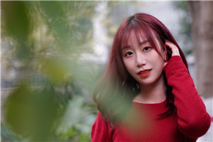 童話：獲獎(jiǎng)作品《白夜夢(mèng)想家》作者：諾亞         獲獎(jiǎng)感言我們常說，在今天仍然堅(jiān)持寫作，是一件不容易的事情，但它對(duì)于我來說是唯一的選項(xiàng)。我的兒童文學(xué)寫作不僅是為了孩子，也是為了兒時(shí)的自己。人是需要說很多話的，而沉默的孩子選擇閉上嘴……