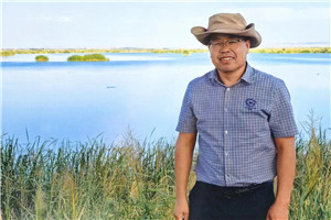 小說：獲獎(jiǎng)作品《額吉的河》作者：許廷旺         獲獎(jiǎng)感言在阿拉善流傳著“半袋冰糖”的故事。當(dāng)年一對(duì)年輕夫婦給上海孤兒送些牛奶、黃油。妻子看到一個(gè)男孩，兩歲了，不會(huì)坐不會(huì)爬，大腦袋小細(xì)脖。男孩與她特別親，臨走時(shí)哭鬧不止。當(dāng)晚，夫婦商議領(lǐng)養(yǎng)男孩。