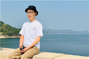 詩歌：獲獎(jiǎng)作品《我知道所有問題的答案了》作者：童子         獲獎(jiǎng)感言我曾經(jīng)以為，人生是一條拋物線，從出生的起點(diǎn)慢慢爬上高峰，再慢慢滑落低谷。如果按人的生理表現(xiàn)，是這樣的。但我越來越意識(shí)到，人之所以為人，是因?yàn)槲覀冇徐`魂。靈魂可以不被身體束縛……