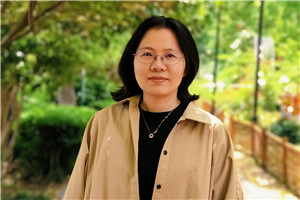 小說：獲獎(jiǎng)作品《萬花筒》作者：陸梅         獲獎(jiǎng)感言回想寫《萬花筒》的心境，有點(diǎn)做夢(mèng)的感覺。我似乎完全沉浸在文字所構(gòu)建的那個(gè)世界里，心里有一個(gè)執(zhí)念：就想借孩子的眼睛，看看我生活的這座城市——不是作為背景，而是進(jìn)入縱深。