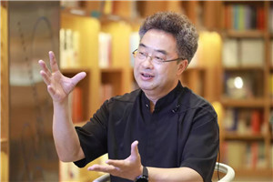 小說：獲獎(jiǎng)作品《方一禾，快跑》作者：祁智         獲獎(jiǎng)感言我小的時(shí)候，父親在外地做教師，我和媽媽生活在鄉(xiāng)下。媽媽身體很差。經(jīng)常救護(hù)車突然呼嘯而來又呼嘯而去，把媽媽接走了。過幾天，救護(hù)車又突然呼嘯而來、呼嘯而去。下午放學(xué)回家，我看到媽媽躺在床上，虛弱得像一張紙。