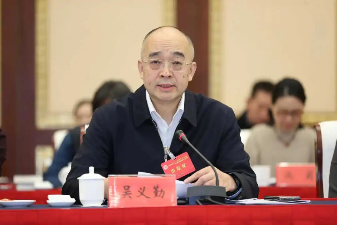 中國(guó)作協(xié)黨組成員、副主席、書(shū)記處書(shū)記吳義勤主持第一次全體會(huì)議