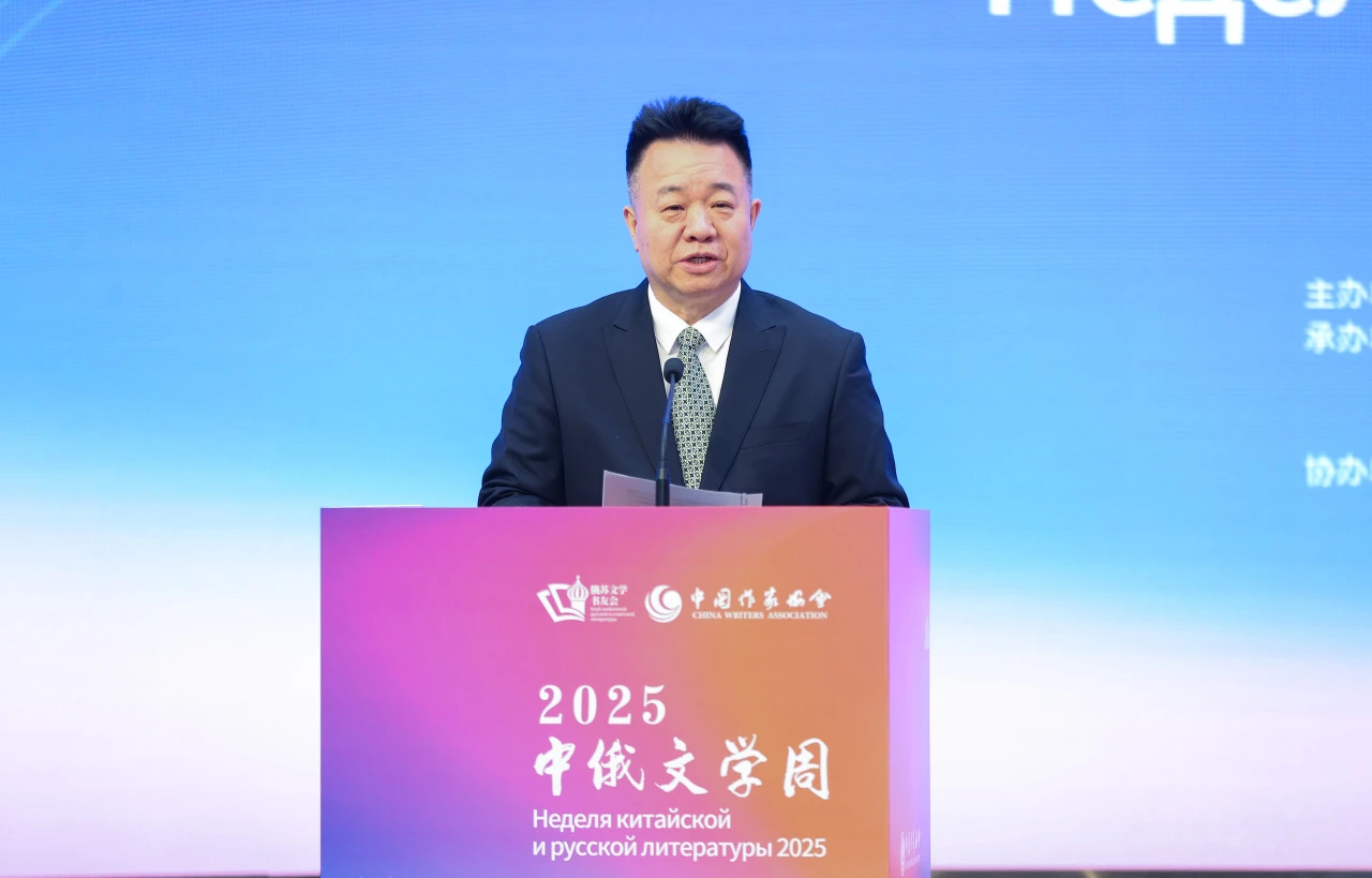 邱華棟主持啟動(dòng)儀式