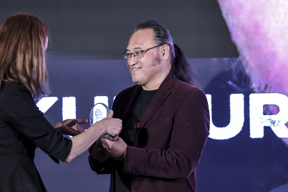 11月27日，在匈牙利布達(dá)佩斯，匈牙利詩人蘇契·蓋佐遺孀蓋爾蓋伊·蘇珊娜（左）為中國旅匈翻譯家余澤民頒發(fā)“蘇契·蓋佐”文化互聯(lián)互通獎(jiǎng)。新華社發(fā)（鮑洛格·達(dá)維德攝）