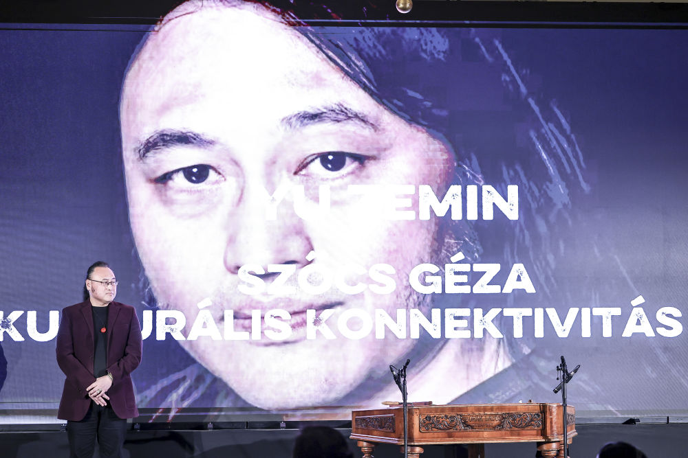 11月27日，在匈牙利布達(dá)佩斯，中國旅匈翻譯家余澤民在頒獎(jiǎng)典禮上。新華社發(fā)（鮑洛格·達(dá)維德攝）