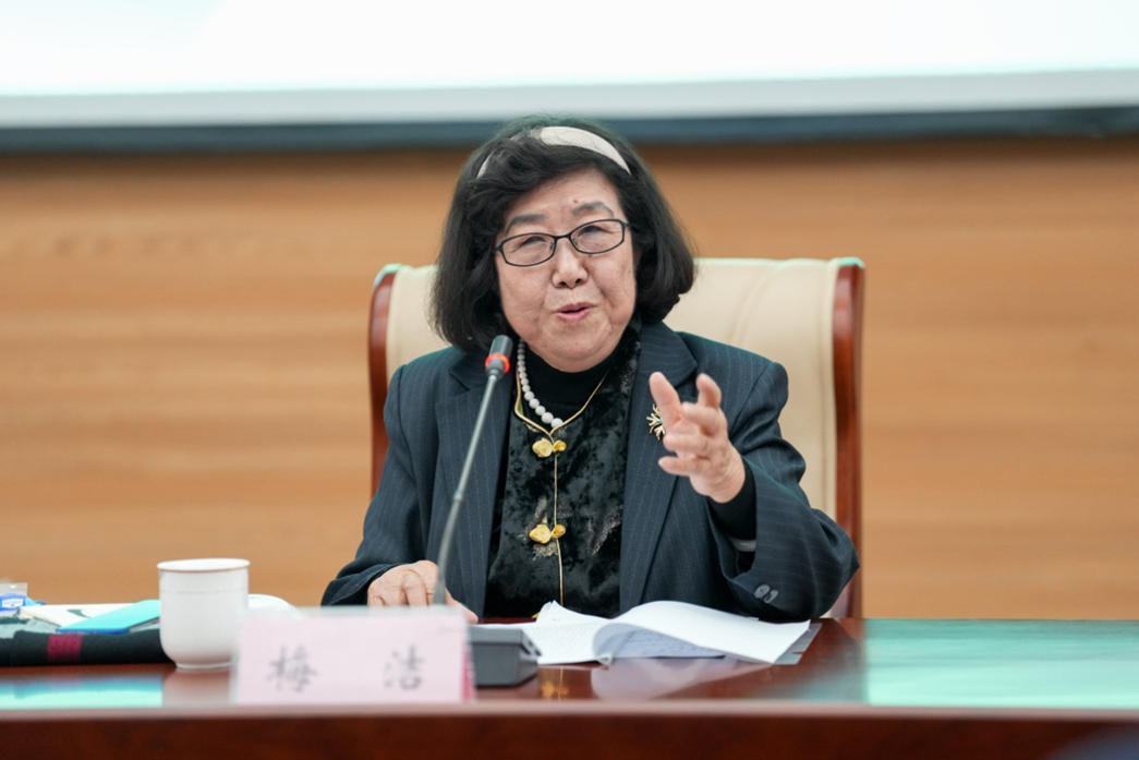 梅潔進行創(chuàng)作分享